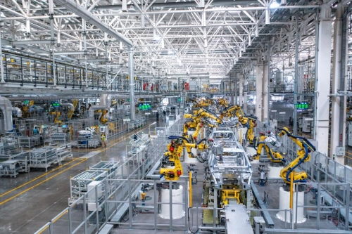 山城重慶見證“中國速度” 超級工廠30秒下線一臺車，水草打撈船守護碧水清波